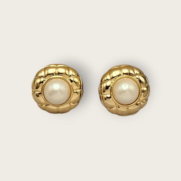 Vintage 1980s Gold Quilted Pearl Clip-On Earrings – Classic Old Money Style - Picture 1 of 8